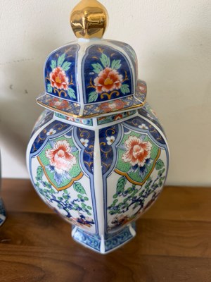 Lot 707 - A pair of ginger jars with lids