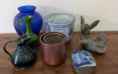 Lot 709 - A selection of china items