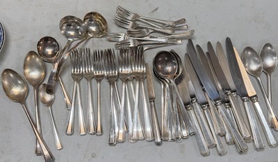 Lot 512 - A selection of silverplate cutlery