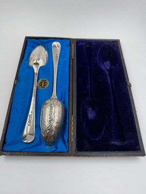 Lot 487 - A cased pair of silver berry stones,...