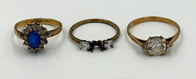 Lot 538 - Three 9ct gold rings to include, blue stone,...