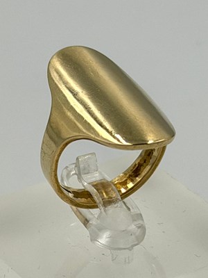 Lot 560A - A 9ct gold shield contemporary ring with an...