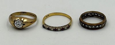 Lot 541 - A selection of three 9ct gold rings to include...
