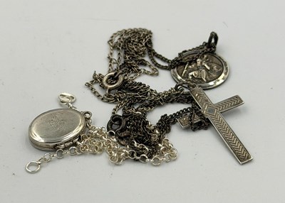 Lot 524 - A small selection of silver jewellery,...