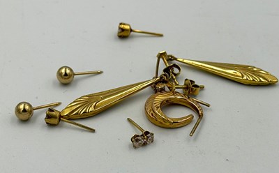 Lot 534 - A selection of 9ct gold earrings approximate...