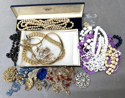 Lot 527 - A selection of quality costume jewlllery to...
