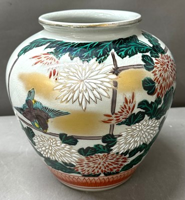 Lot 336 - A Kutani ware vase featuring hand painted...