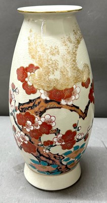 Lot 337 - A Kutani ware vase featuring a hand painted...