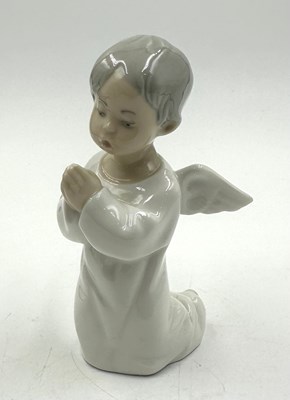 Lot 282 - A Lladro figurine Angel Praying (No 4538)