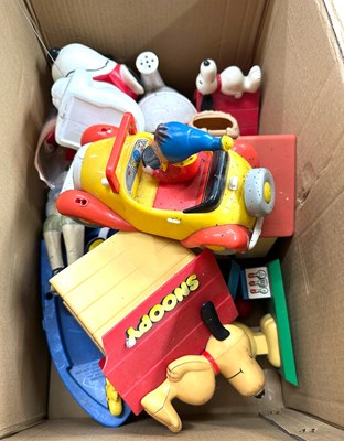 Lot 721 - A selection of vintage childrenss toys to...