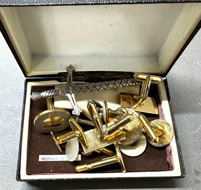 Lot 732 - A selection of mens cufflinks, badges and pins