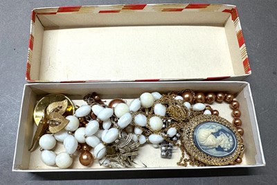Lot 523 - A selection of quality of costume jewellery to...