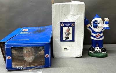 Lot 788 - Three reading football club merchandise garden...