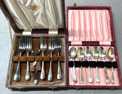 Lot 795 - A pair og boxed EPNS flatware