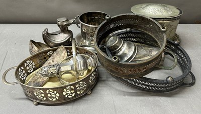 Lot 515 - A selection of EPNS and white metal items