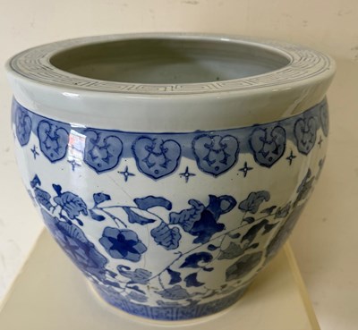 Lot 368 - A blue and white glazed Chinese fish bowl...