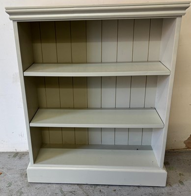 Lot 31 - A painted two-shelf bookcase H92 cm W77 cm D26 cm