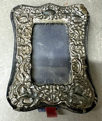 Lot 484 - An easel-backed silver picture frame...