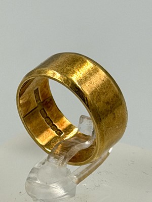 Lot 567 - An 18ct yellow gold wedding band approx weight...