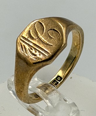 Lot 559 - A 9ct gold signet ring approx weight 4.2g and...