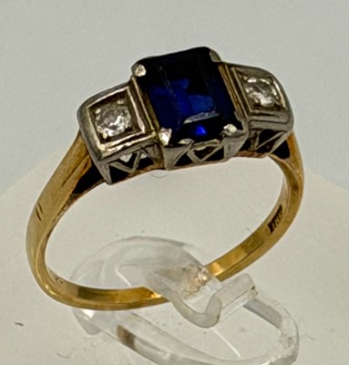Lot 563 - An 18ct gold sapphire and diamond ring approx...