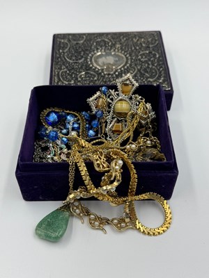 Lot 546 - A small selection of costume jewelley...