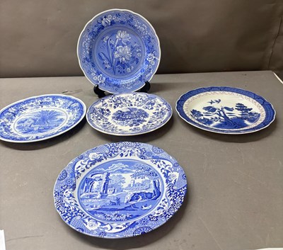 Lot 832 - Five blue and white plates, including Spode...
