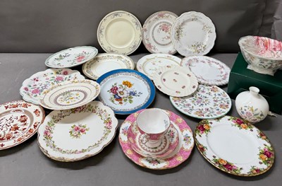 Lot 833 - A selection of china plates and bud vases