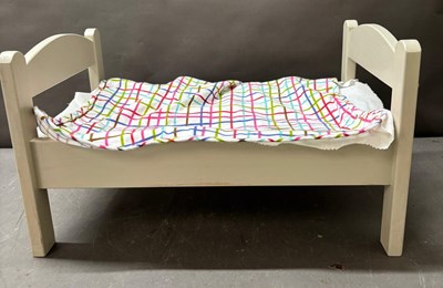 Lot 641 - A dolls bed with covers H29cm W52cm D36