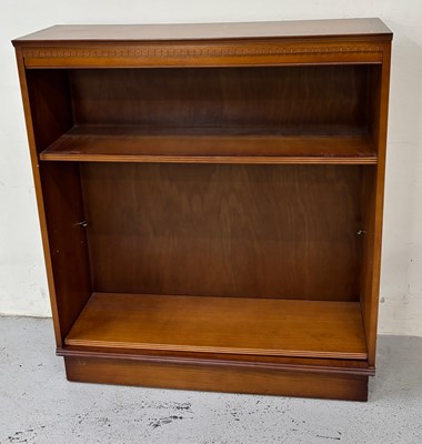 Lot 92 - A yew effect bookcase with two shelfs H105cm...