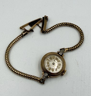 Lot 566 - 9ct gold ladies watch AF with bracelet marked...