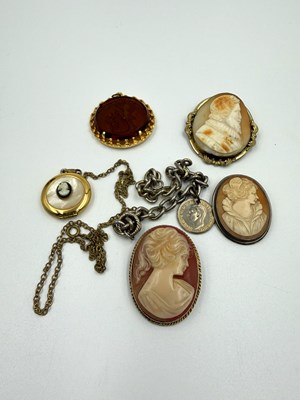 Lot 547 - A small selection of costume jewellery