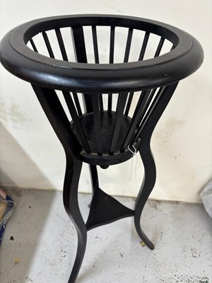 Lot 135 - An Edwardian mahogany jardinier/plant stand H97cm
