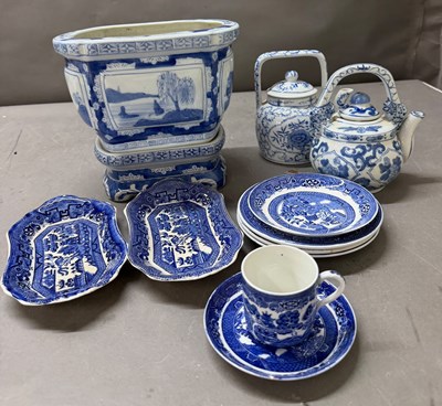 Lot 344 - A selection of blue and white china, including...